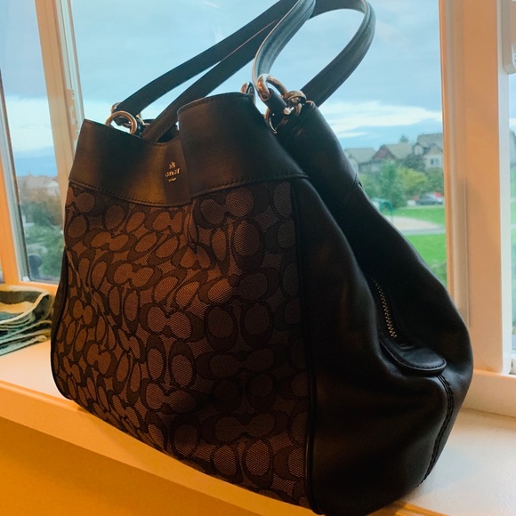 Authentic  COACH HANDBAG - Picture 2 of 8